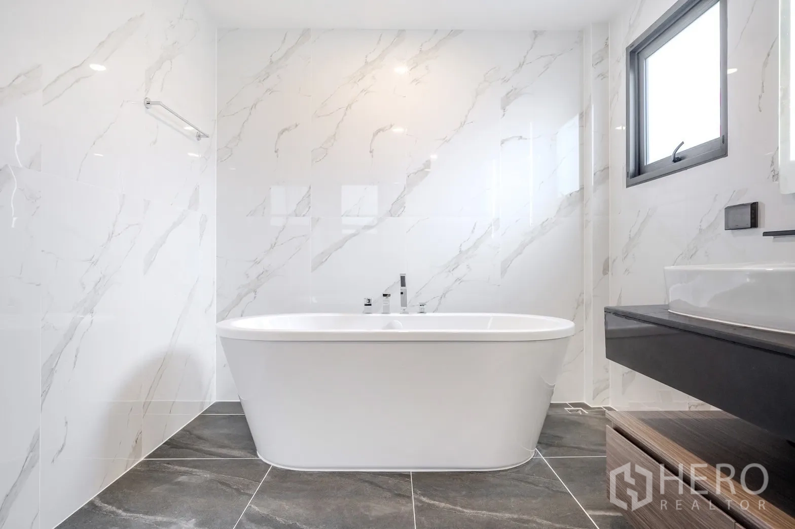 Detached House for rent in Bang Phli, Samut Prakan - Guest bathroom with dark tile shower, vanity and toilet