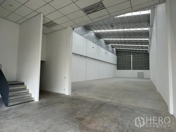 Factory for rent in Khlong Luang, Pathum Thani - Spacious production hall with concrete floor, mezzanine stair and high steel truss roof