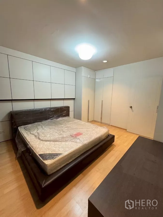 Townhouse for rent in Suan Luang, Bangkok - Bedroom with king-size bed and built-in wardrobes.