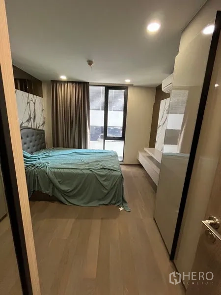 คอนโด ให้เช่าในPathum Wan, Bangkok - ห้องนอนที่สอง หัวเตียงบุผ้า ประตูกระจกบานเลื่อนไปยังระเบียง