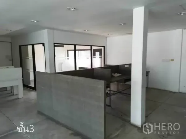 带办公室的家 出租在Khlong Toei, Bangkok - 开放式办公区，隔断工位与玻璃房间。