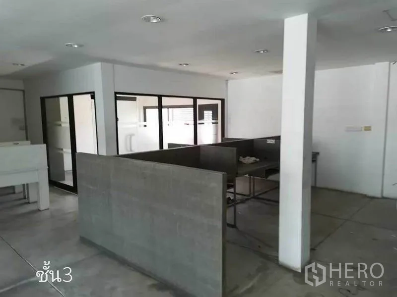 带办公室的家 出租在Khlong Toei, Bangkok - 开放式办公区，隔断工位与玻璃房间。