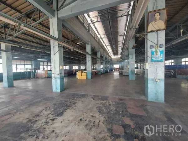 คลังสินค้า ให้เช่าในMin Buri, Bangkok - ภายในโกดังเพดานสูง โครงหลังคาเหล็ก มีสกายไลต์และพื้นคอนกรีตโล่งกว้าง