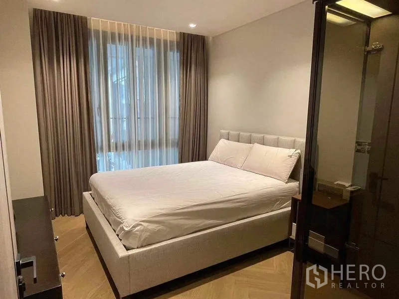 คอนโด ให้เช่า - ห้องนอนที่สอง เตียงคู่ ผ้าม่านทึบแสงและพื้นไม้โทนอุ่น
