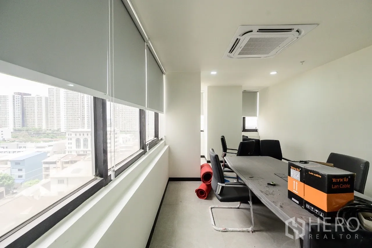 สำนักงาน ให้เช่าหรือขายในHuai Khwang, Bangkok - ห้องประชุมโต๊ะยาว มองเห็นวิวสกายไลน์ผ่านหน้าต่างบานใหญ่