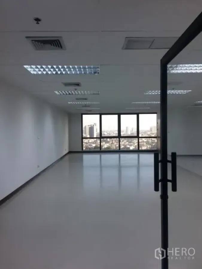 办公空间 出租在Bang Rak, Bangkok - 玻璃门通向明亮的开放办公区，宽大窗户与城市天际线景色。