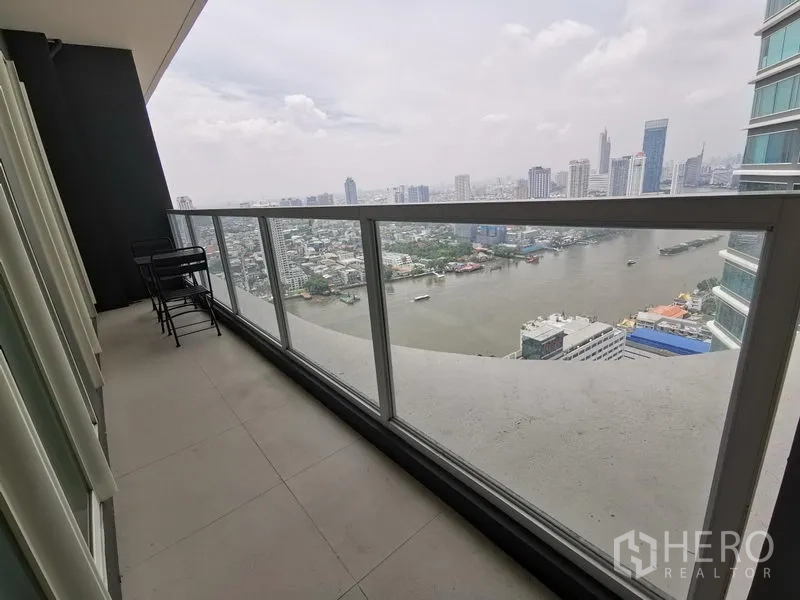 คอนโด ให้เช่าในBang Kho Laem, Bangkok - ระเบียงยาว ราวกันตกกระจก มองเห็นวิวแม่น้ำและเมือง