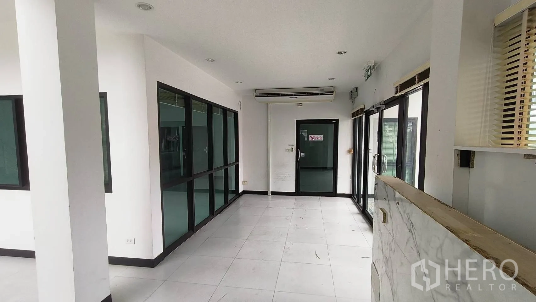 办公空间 出租在Khlong Toei, Bangkok - 玻璃墙前厅，推拉玻璃门与空调。