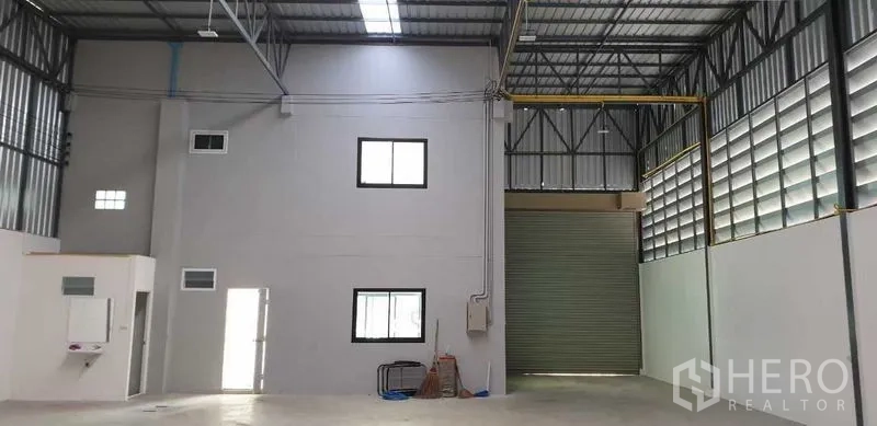 工厂 出租在Lam Luk Ka, Pathum Thani - 高挑仓库内部，钢桁架结构与宽幅卷帘门