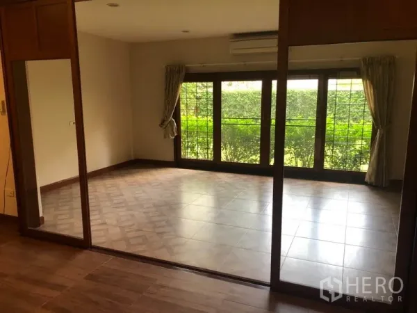 บ้าน ให้เช่าในWatthana, Bangkok - ห้องรับแสงธรรมชาติ หน้าต่างบานใหญ่ มองเห็นสวนพุ่มเขียว