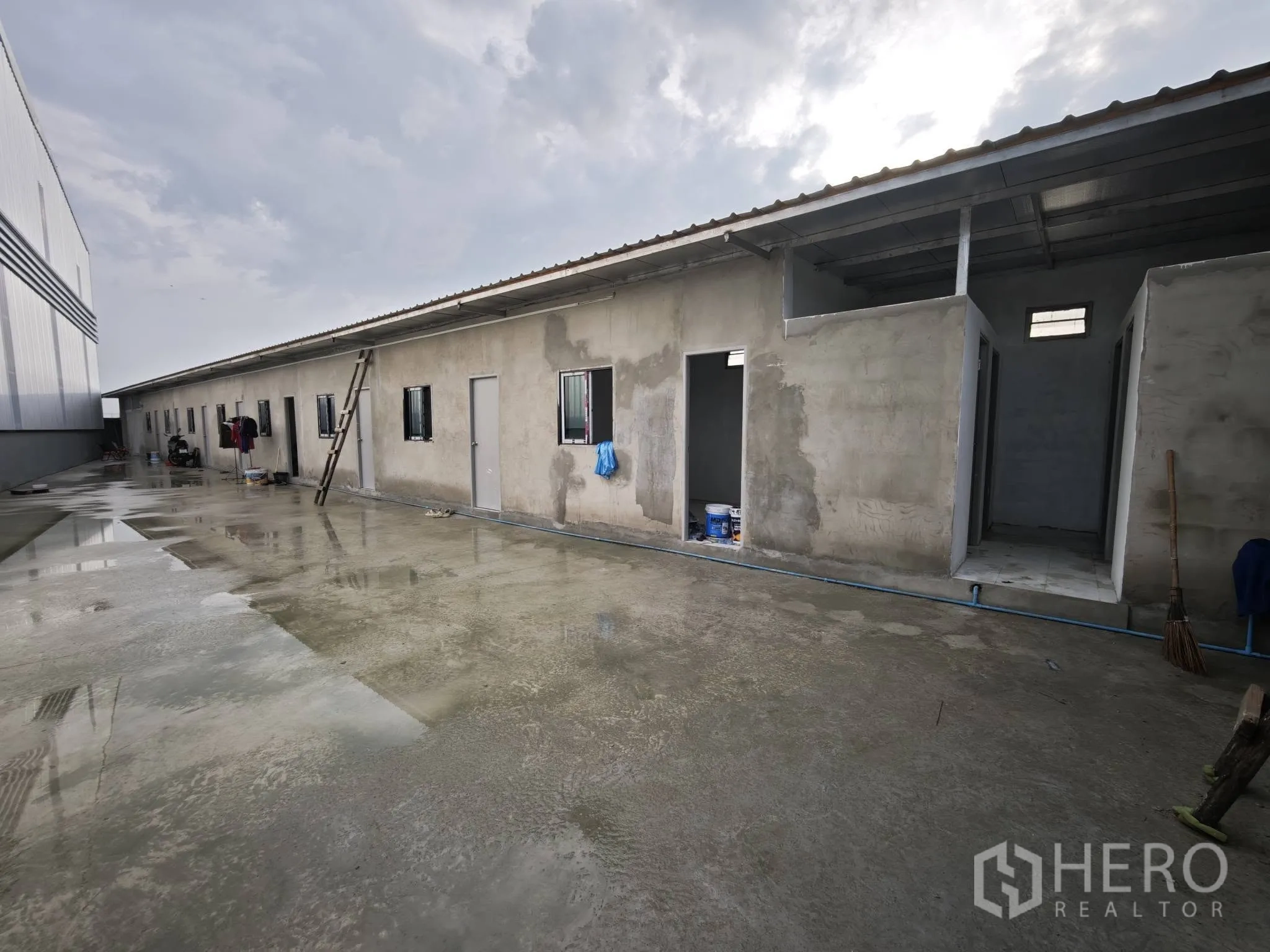 仓库 for rent or sale in Bang Phli, Samut Prakan - 仓库旁的单层排屋建筑，设多间房与卫生间。