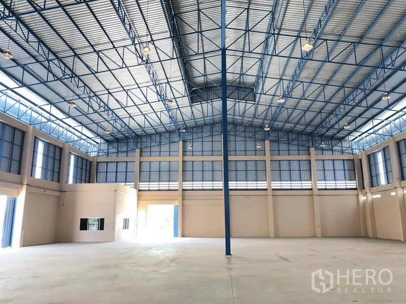 คลังสินค้า ให้เช่าในLat Lum Kaeo, Pathum Thani - ฮอลล์โกดังกว้างช่วงเสา ระยะยาว มีเสากลางและช่องทางขนถ่ายหลายจุด.