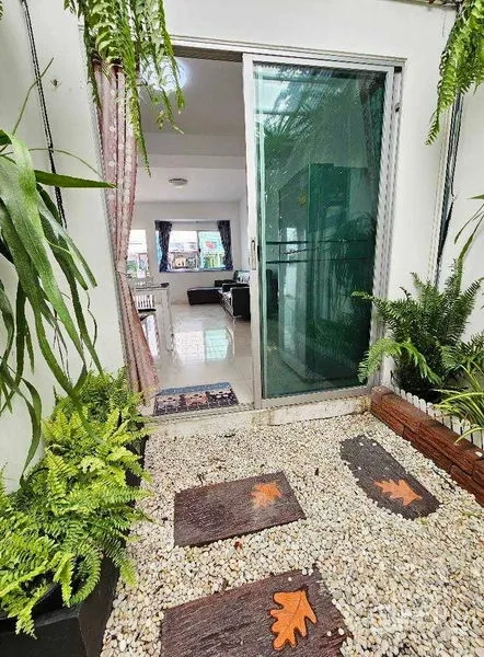 带办公室的家 出租或出售在Suan Luang, Bangkok - 从卵石庭院透过推拉门望向客厅