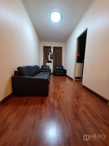 独立式住宅 出租 - 二楼小客厅，木地板，深色沙发与小窗。
