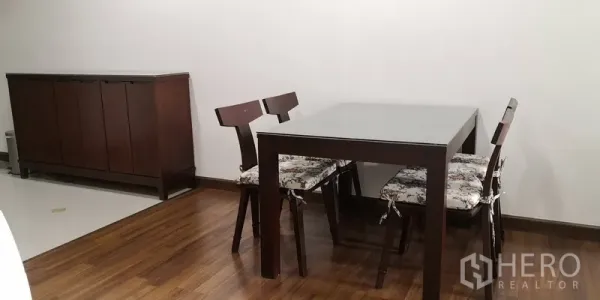 公寓 出租在Sathon, Bangkok - 木地板餐区，四人餐桌与边柜的现代公寓
