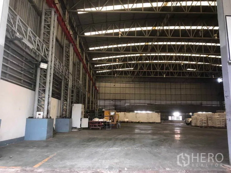 工厂 出租在Bang Phli, Samut Prakan - 大跨度仓库内部，高挑钢梁与宽阔装卸区。