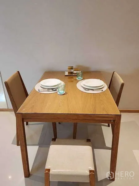 公寓 出租 - The Emporio Place 公寓内的用餐角，木质餐桌与温暖中性色调装饰，位于素坤逸24。