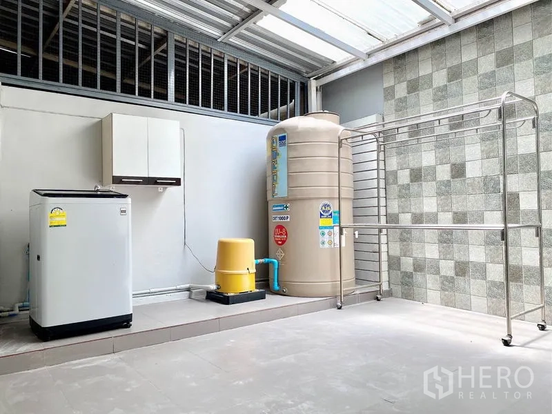联排别墅 出租在Prawet, Bangkok - 带顶洗衣区，洗衣机、储水罐、水泵及不锈钢晒衣架