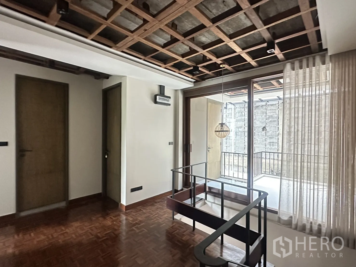 พื้นที่ขายของ for rent in Watthana, Bangkok - โถงบันไดชั้นบนพร้อมประตูกระจกบานเลื่อนออกสู่เทอเรส.