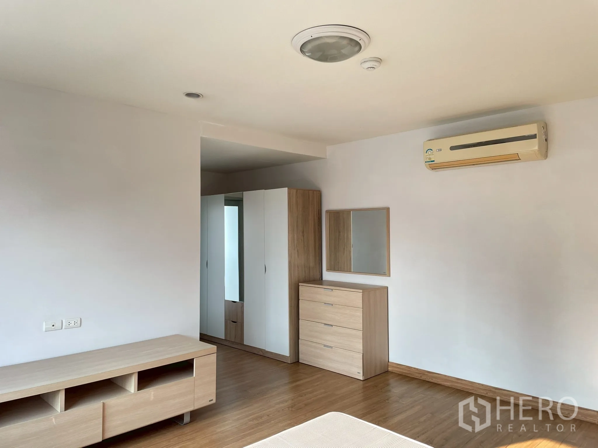 อพาร์ทเมนท์ for rent in Khlong Toei, Bangkok - ห้องนอนมีเครื่องปรับอากาศ ตู้ลิ้นชัก และชั้นวางทีวี
