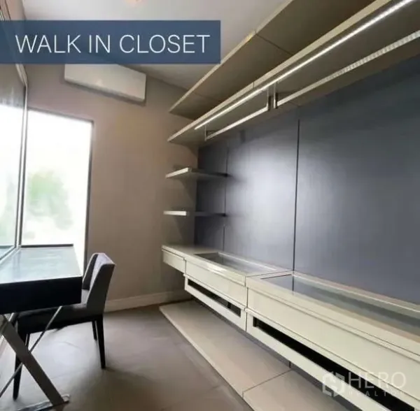 Detached House for sale in Khlong Toei, Bangkok - Walk-in closet with open shelving, drawers and a desk by the window.