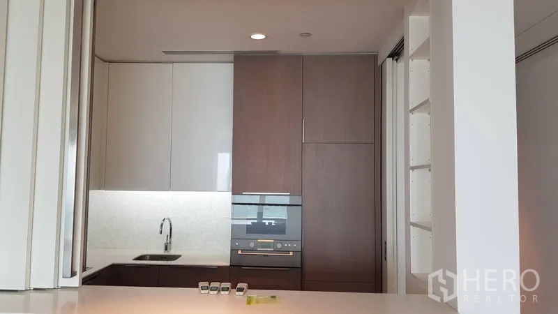 คอนโด ให้เช่าในPathum Wan, Bangkok - ครัวแพนทรีสมัยใหม่ มีเตาอบ ตู้สูง และท็อปหิน