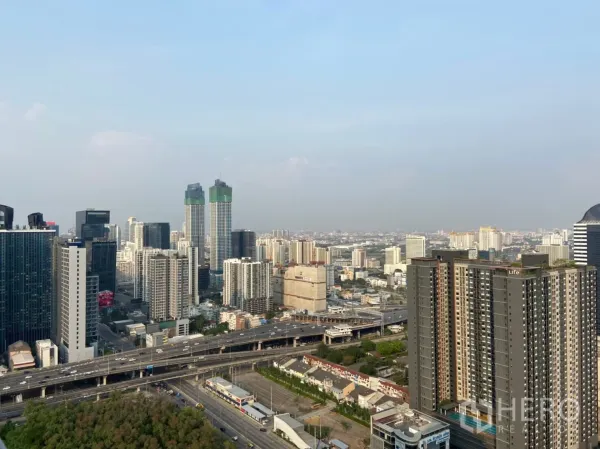 公寓 出租在Ratchathewi, Bangkok - 曼谷城市全景，含高速路、住宅高楼与远处天际线。