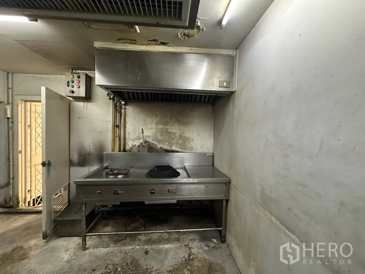 Retail Space for rent in Watthana, Bangkok - Wok range under exhaust hood in a dedicated cooking room.