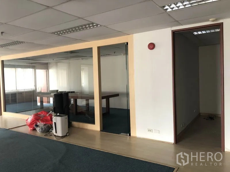 สำนักงาน ให้เช่าในWatthana, Bangkok - ห้องประชุมกั้นกระจกเต็มบานพร้อมฝ้าเพดานและไฟส่องสว่าง