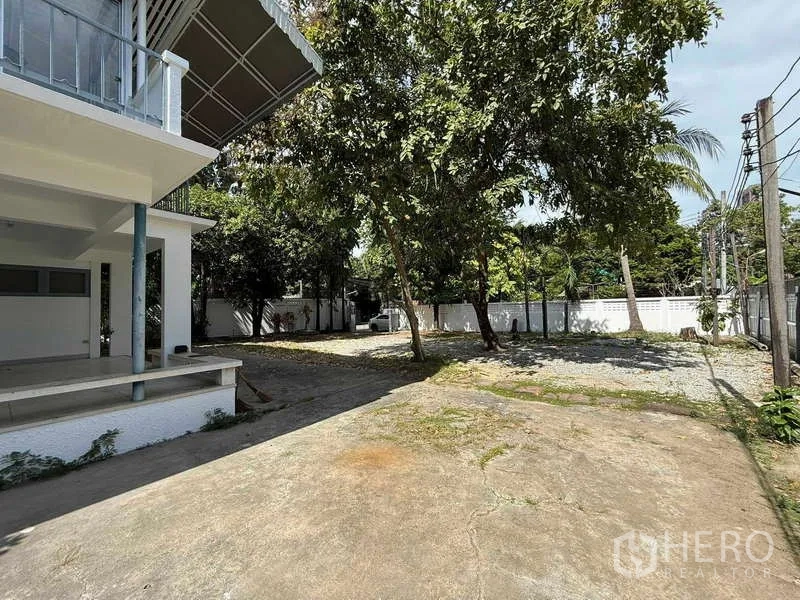 Detached House for rent in Watthana, Bangkok - Large side yard with mature trees and open space beside the home.