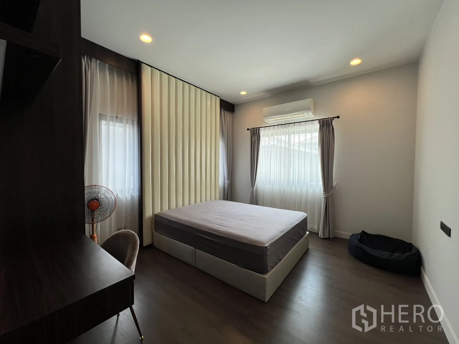 บ้าน ให้เช่าหรือขายในBang Kapi, Bangkok - ห้องนอนที่สอง เตียงคู่ มุมโต๊ะทำงาน และหน้าต่างสว่าง