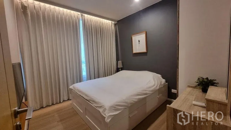 公寓 出租在Watthana, Bangkok - 次卧温馨，双人床、深色强调墙、全遮光窗帘与斗柜。