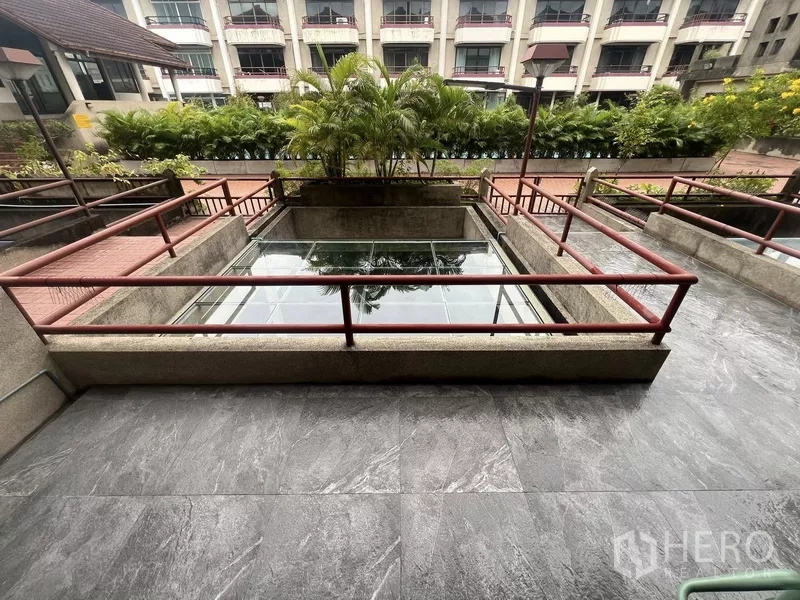 Townhouse for rent or sale in Suan Luang, Bangkok - Ground terrace facing landscaped courtyard and reflective pond.