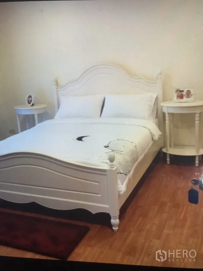 Condominium for rent in Bang Rak, Bangkok - Bright bedroom with a white wooden bed, twin round bedside tables and warm wood flooring.