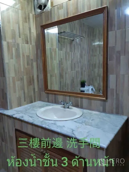 Townhouse for rent in Watthana, Bangkok - Bathroom vanity with marble countertop and large framed mirror.