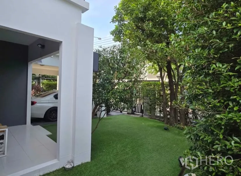 Detached House for rent in Bang Phli, Samut Prakan - Side garden with artificial grass, trees and privacy hedges