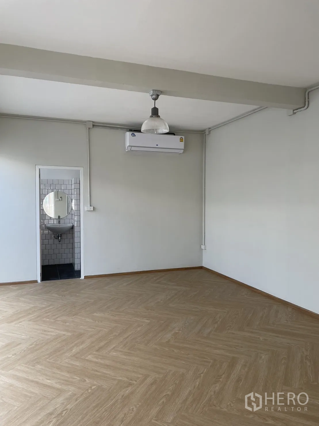 独立式住宅 出租或出售在Din Daeng, Bangkok - 卧室带空调与套卫入口，鱼骨纹木地板。