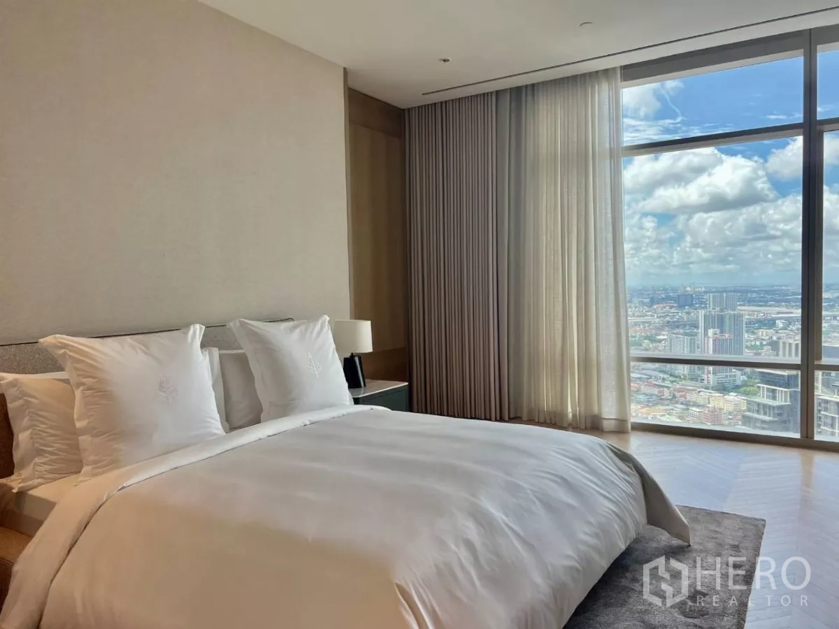 คอนโด ให้เช่าในSathon, Bangkok - ห้องนอนหลักเตียงคิง กระจกเต็มบาน มองเห็นวิวเมืองไกล