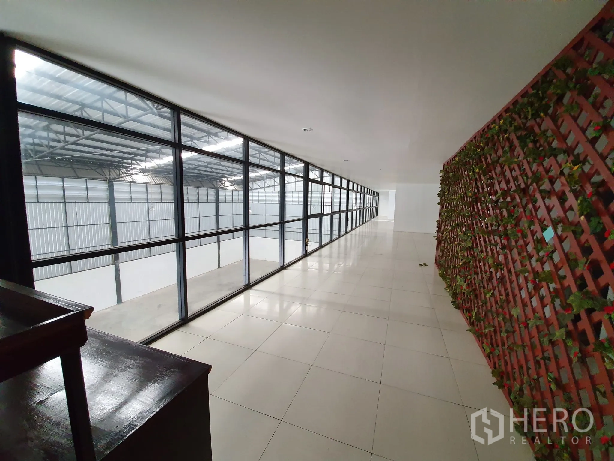 คลังสินค้า ให้เช่าในBang Khen, Bangkok - โถงชั้นบนกระจกเต็มบาน มองลงสู่พื้นที่โกดัง