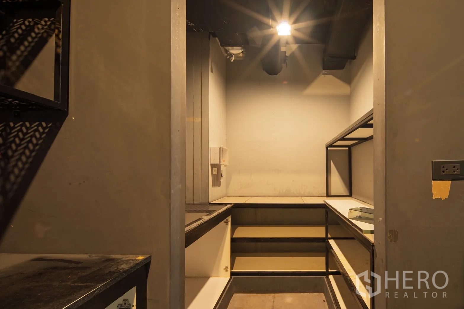 พื้นที่ขายปลีก ให้เช่าในWatthana, Bangkok - ห้องเก็บของขนาดกะทัดรัดพร้อมชั้นวางบิวท์อินและไฟส่องอุ่น.