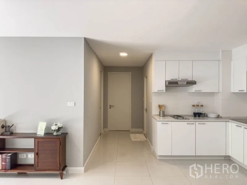 公寓 出售在Watthana, Bangkok - 走廊通向明亮的白色嵌入式厨房