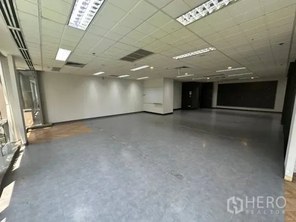 สำนักงาน ให้เช่า - พื้นที่ทำงานแบบเปิดขนาดใหญ่ ฝ้าทีบาร์ เครื่องปรับอากาศ และหน้าต่างยาวด้านข้าง