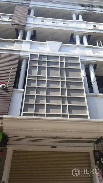 带办公室的家 出租或出售在Suan Luang, Bangkok - 曼谷多层联排建筑外立面，底层卷闸门。