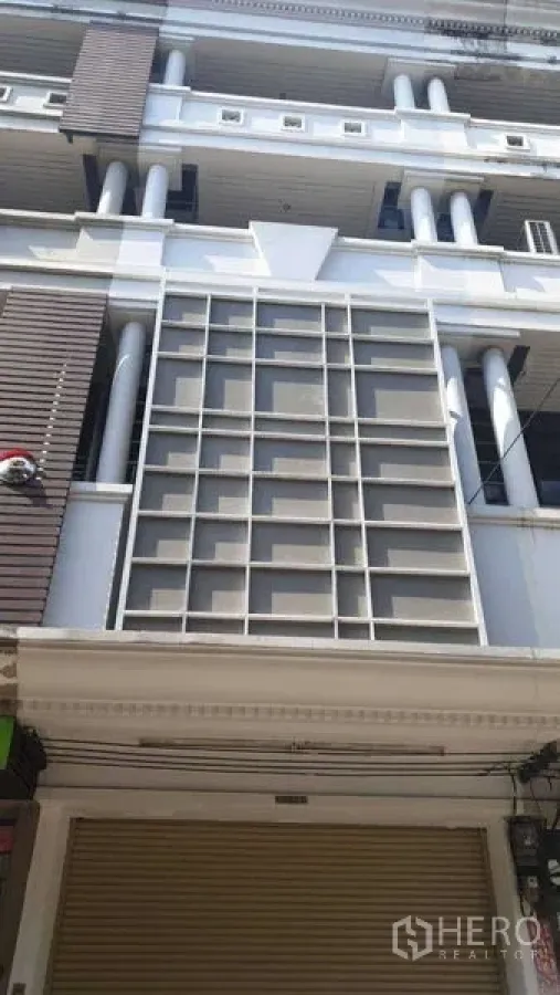 带办公室的家 出租或出售在Suan Luang, Bangkok - 曼谷多层联排建筑外立面，底层卷闸门。