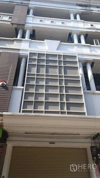 带办公室的家 出租或出售在Suan Luang, Bangkok - 曼谷多层联排建筑外立面，底层卷闸门。