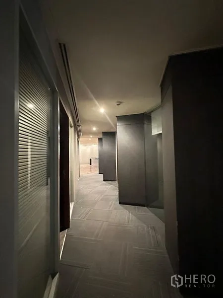 办公空间 出租在Watthana, Bangkok - 大堂式接待空间，弧形柜台与射灯