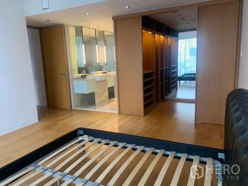 คอนโด ขายในSathon, Bangkok - ห้องนอนมาสเตอร์พร้อมห้องแต่งตัวแบบวอล์กอิน และห้องน้ำในตัวกระจกใส