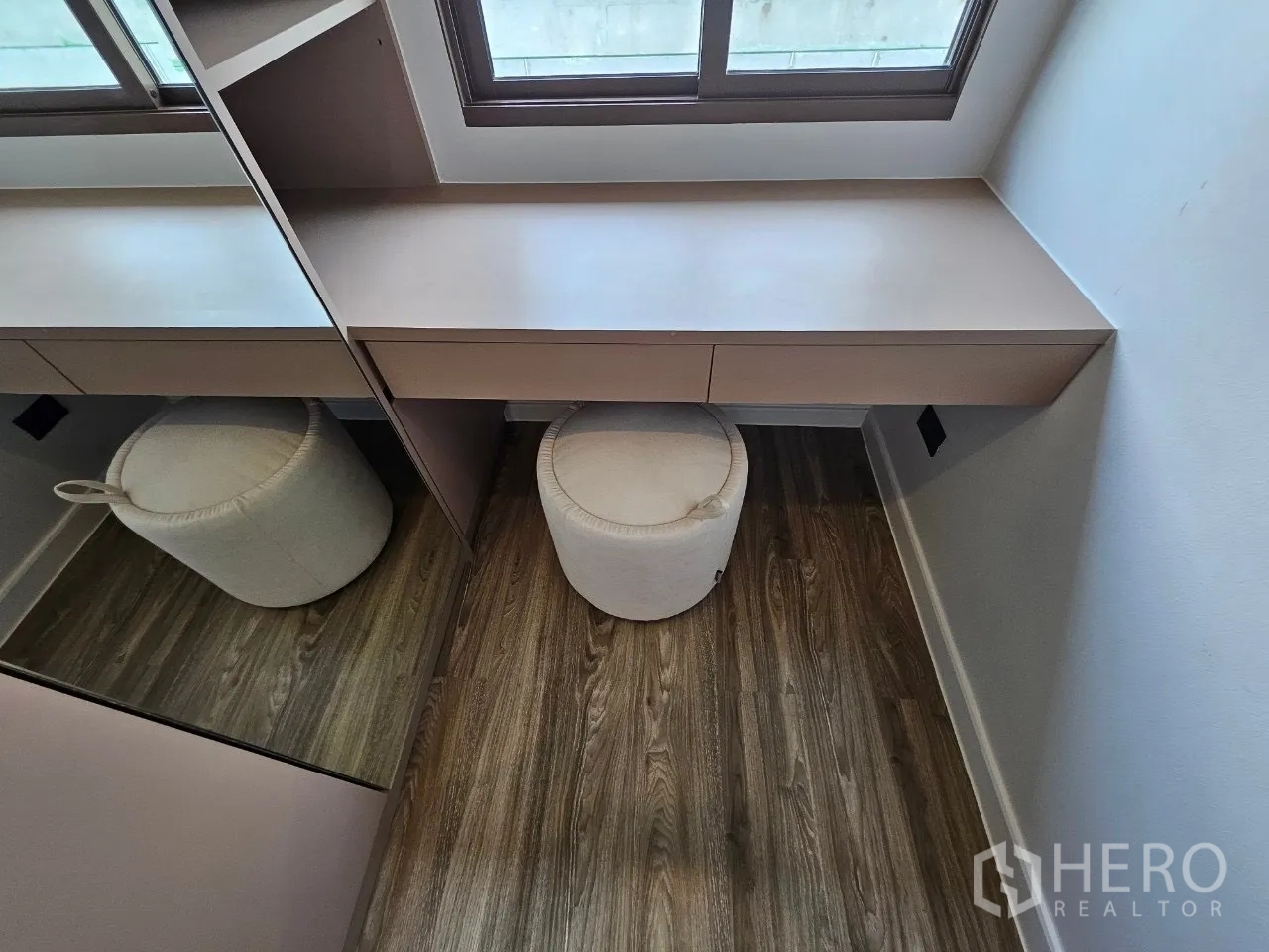 Detached House for rent in Bang Kapi, Bangkok - Built-in vanity desk by the window with round stool and mirror panel.