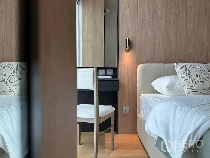 Condominium for rent in Pathum Wan, Bangkok - Compact kitchenette and dining leading to a sunlit lounge with abstract wall art.