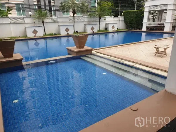 คอนโด ให้เช่าในWatthana, Bangkok - สระว่ายน้ำคอนโดพร้อมบ่อเด็กและทางลงตื้น มีพื้นที่ซันเด็คในย่านสุขุมวิท